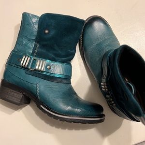 Gently worn Dromedaris Kikka teal boots.